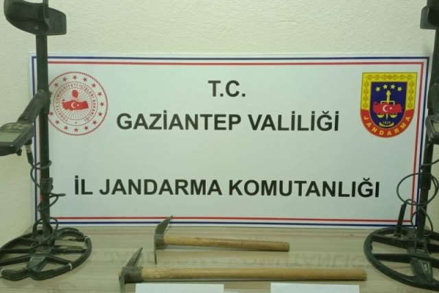 Kaçak kazı yapan 2 şahsı jandarma suçüstü yakaladı