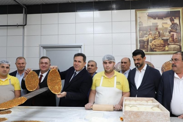 Antep lahmacunu tescilli tarifiyle pişirildi