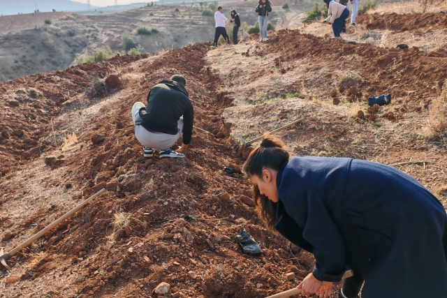 GAÜN GÜZEL SANATLAR FAKÜLTESİ ÖĞRENCİLERİNDEN AĞAÇ DİKME ETKİNLİĞİ