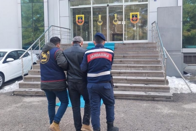 Kesinleşmiş 25 yıl cezayla aranan şüpheliyi jandarma yakaladı