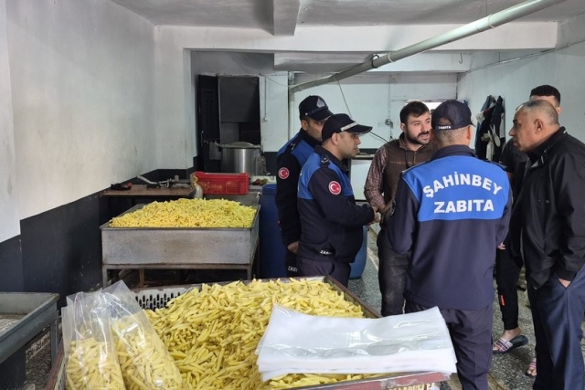 ŞAHİNBEY BELEDİYESİ’NDEN SIKI DENETİM: 600 KİLOGRAM PATATES CİPSİ İMHA EDİLDİ