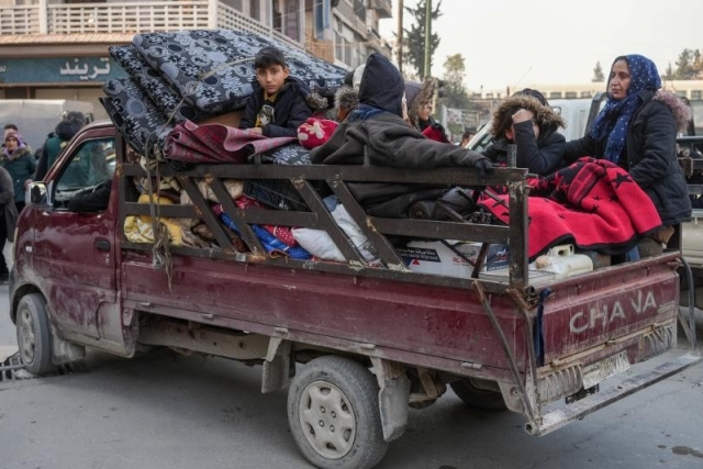 Halep’te siviller bombaların altında tahliye ediliyor