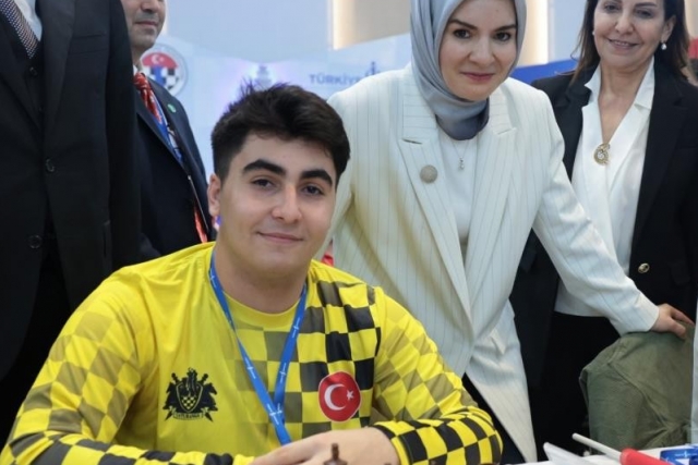 Bakan Göktaş, Türkiye Yıldızlar Satranç şampiyonu olan Topuz’u tebrik etti
