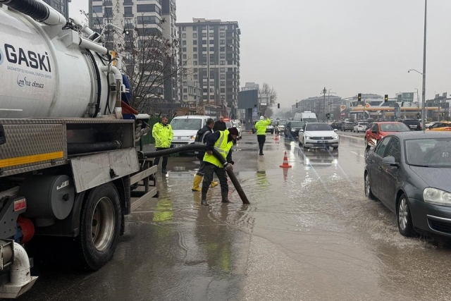GAZİANTEP BÜYÜKŞEHİR, SAĞANAK YAĞIŞTA TAM KADRO SAHADA!