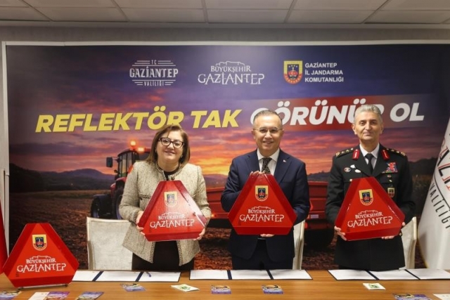 Büyükşehir iş birliğinde, çiftçilere reflektör dağıtımı için protokol imza töreni düzenlendi