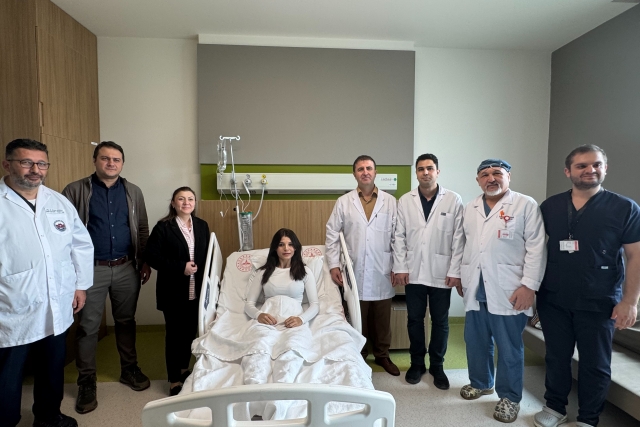 Nadir uygulanan cerrahiyle böbreği kasığına nakledilen genç hasta Gaziantep Şehir Hastanesi’nde sağlığına kavuştu