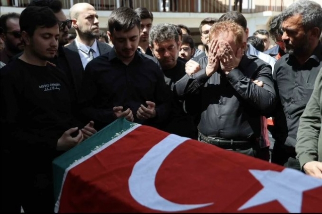 Saldırıda öğrencilere siper oldu! 3 kurşun hayattan kopardı