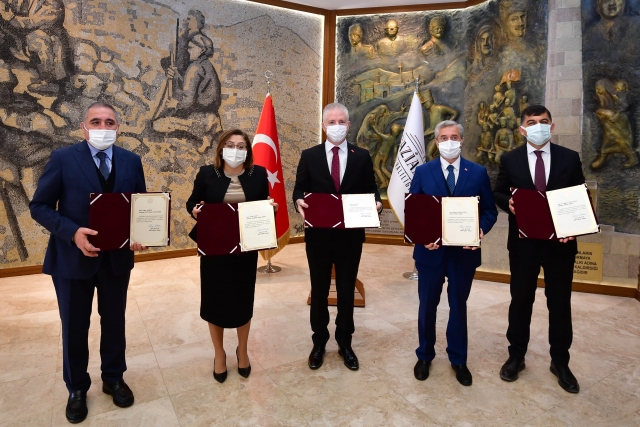 Askıda tablet kampanyasına Bakan Selçuk’tan teşekkür