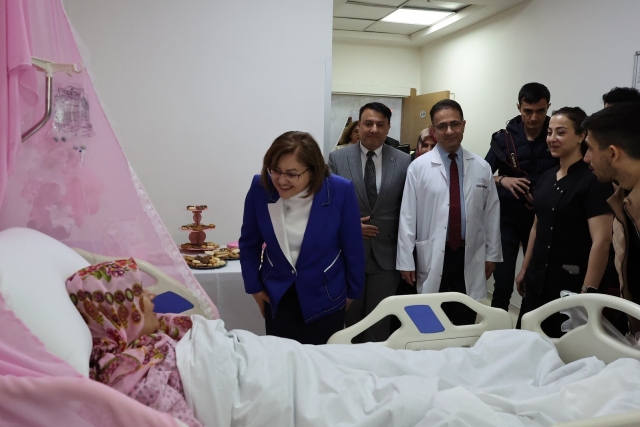 MİNİK FATMA ŞAHİN’İ İLK ZİYARET EDEN İSİM BAŞKAN FATMA ŞAHİN OLDU