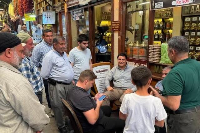 BAŞKAN YILMAZ TARİHİ ELMACI PAZARI’NDA ESNAFLA BULUŞTU