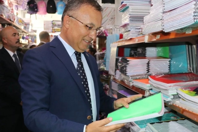 Gaziantep'te ihtiyaç sahibi öğrencilere kırtasiye desteği devam ediyor