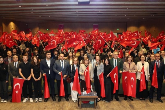 Şahin, "Bir Dakika, Bir Merak, Bir Cevap" programında gençlerle buluştu