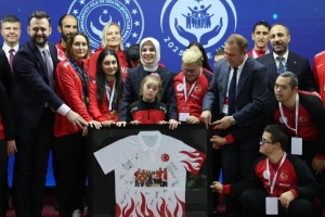 Bakan Göktaş engelli sporcularla bir araya geldi