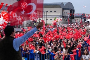 ŞEHİTKAMİL’DE 15 BİN KİŞİLİK DEV KONSER 19 MAYIS COŞKUSUNA REKOR KATILIM