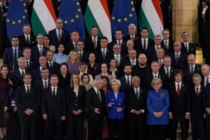 Cumhurbaşkanı Yardımcısı Yılmaz, Macaristan'da liderlerle aile fotoğrafında yer aldı