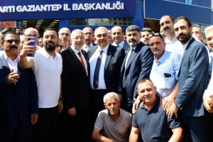 AK Parti Gaziantep il başkanı Murat Çetin bayrağı devraldı