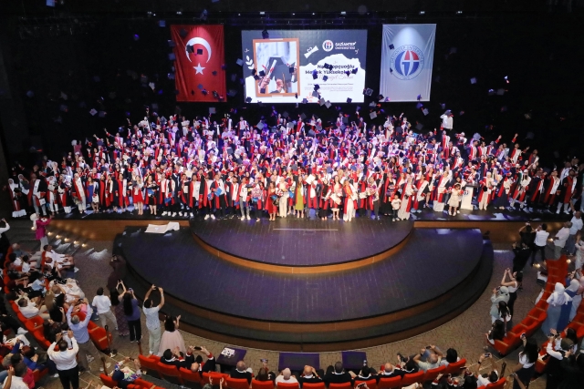 NACİ TOPÇUOĞLU MESLEK YÜKSEKOKULU MEZUNLARINI UĞURLADI