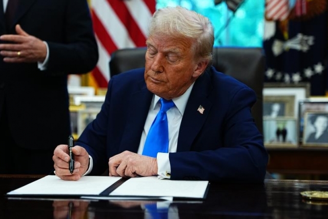 Trump, yüksek vasıflı işçilere verilen H-1B vizesinde şirketlerin ödeyeceği ücreti 100 bin dolara çıkardı