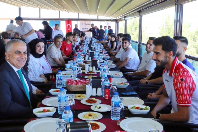 GAÜN’LÜ ÖĞRENCİLER BAŞARILARINI REKTÖR DOĞAN İLE PAYLAŞTI