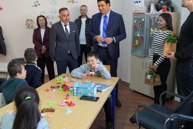 BAŞKAN YILMAZ’DAN ANLAMLI ZİYARET  YILMAZ: “TÜM İMKANLARIMIZLA ÖZEL ÇOCUKLARIMIZIN HER ZAMAN YANINDAYIZ”