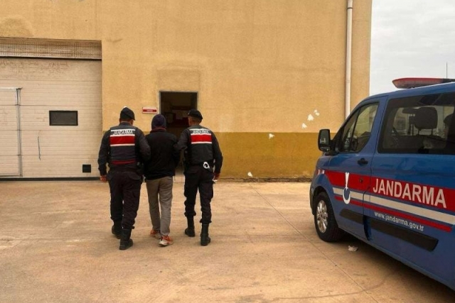 Hırsızlık suçundan 25 yıl kesinleşmiş cezayla aranan şahsı jandarma yakaladı