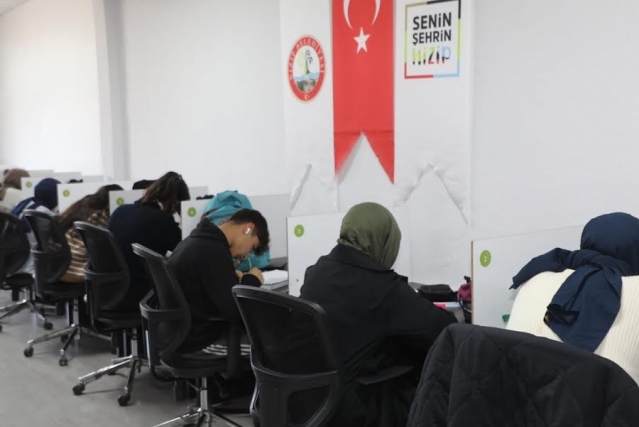 Gençler, Nizip Belediyesi Bilim Merkezi’nde sınavlara hazırlanıyor