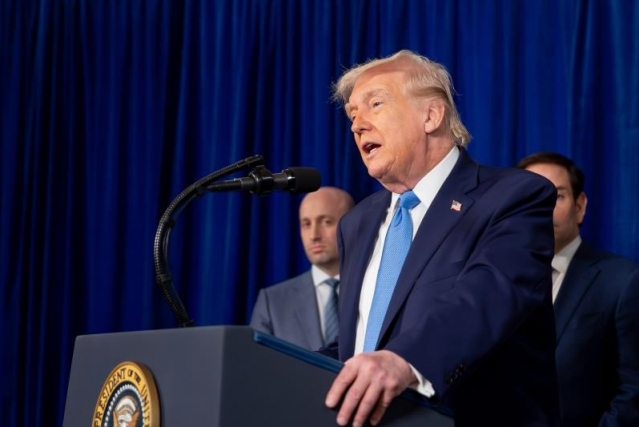 Trump: "Venezuela yönetiminde uygun bir geçiş sağlanana kadar orada kalacağız"