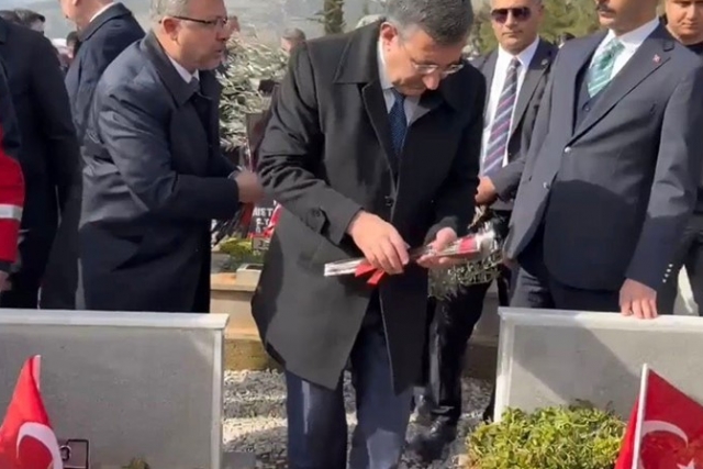 Cumhurbaşkanı Yardımcısı Yılmaz, deprem şehitlerinin mezarını ziyaret etti