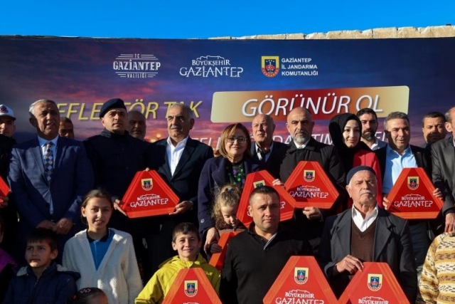 Gaziantep Büyükşehir'in "Reflektör Tak, Görünür Ol" projesinde ilk dağıtım gerçekleştirildi