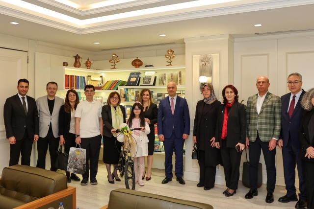 BAŞKAN ŞAHİN MAKAMINI MİNİK BEREN ÖZDEMİR’E DEVRETTİ