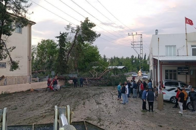 Nizip Belediyesi ekipleri sağanağın ardından sahada