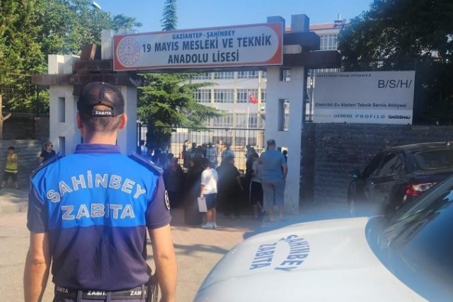 Şahinbey zabıta ekipleri LGS'de öğrencilerin yanında oldu Şahinbey zabıta ekipleri LGS'de öğrencilerin yanında oldu