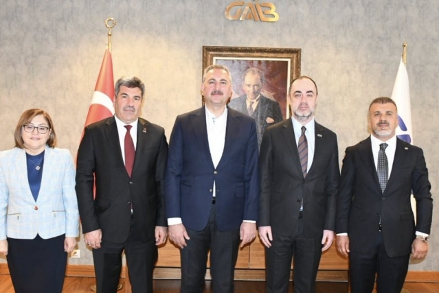 Gül: İhracatçılarımız kalkınmanın lokomotifidir Gül: İhracatçılarımız kalkınmanın lokomotifidir