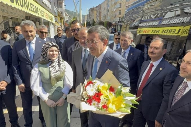 Cumhurbaşkanı Yardımcısı Yılmaz: "Türkiye, çevresindeki tüm krizlere rağmen istikrarını koruyor" Cumhurbaşkanı Yardımcısı Yılmaz: "Türkiye, çevresindeki tüm krizlere rağmen istikrarını koruyor"