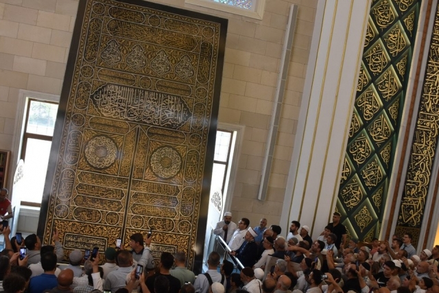 KABE'NİN KAPI ÖRTÜSÜ MİLLET CAMİ VE KÜLLİYESİ’NDE SERGİLENİYOR