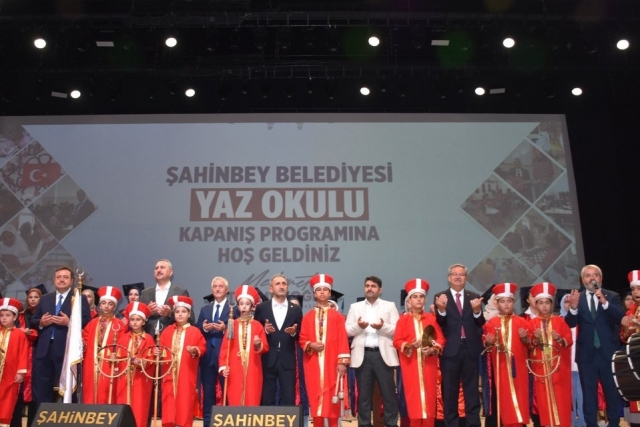 Şahinbey’de Mezuniyet Coşkusu: Gençler Kep Attı!