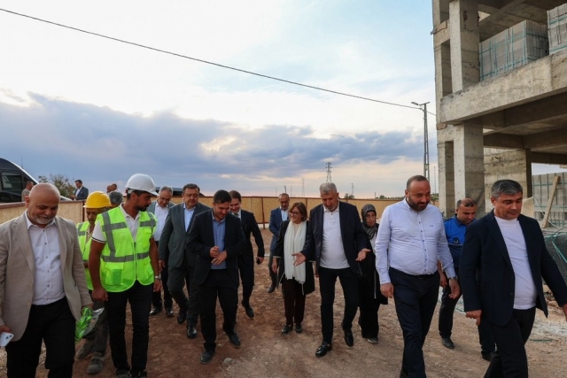 Şahin, Karkamış’ta yükselen Gazi Konut projesini inceledi.