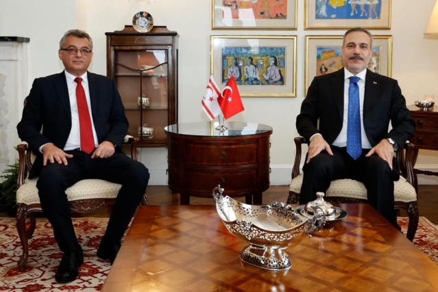 Bakan Fidan, KKTC Cumhurbaşkanı Erhürman ve Dışişleri Bakanı Ertuğruloğlu ile bir araya geldi