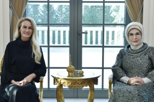Emine Erdoğan, KKTC Cumhurbaşkanı'nın eşi Nilden Bektaş Erhürman ile bir araya geldi