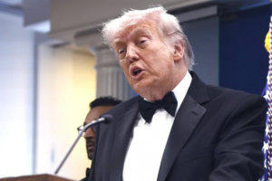 Trump: "İran ile ABD’nin birkaç gün önce görüşmeleri kestiğine dair sahte haberler gerçek değil"