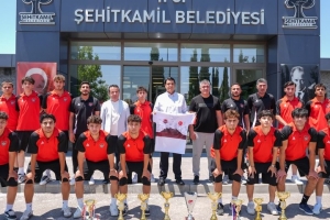 BAŞKAN YILMAZ, ŞAMPİYONLARI AĞIRLADI KIRMIZI SİYAHLILARDA HEDEF TÜRKİYE ŞAMPİYONLUĞU