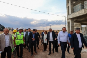 Şahin, Karkamış’ta yükselen Gazi Konut projesini inceledi.