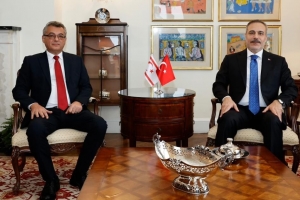 Bakan Fidan, KKTC Cumhurbaşkanı Erhürman ve Dışişleri Bakanı Ertuğruloğlu ile bir araya geldi