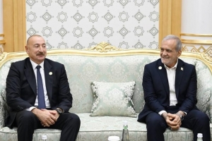 Azerbaycan Cumhurbaşkanı Aliyev, İran Cumhurbaşkanı Pezeşkiyan’la bir araya geldi